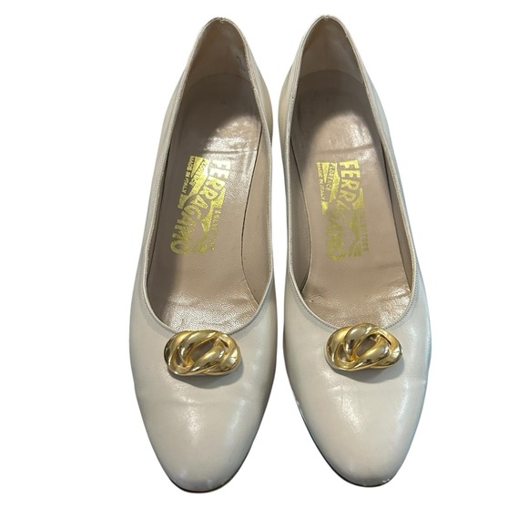 Salvatore Ferragamo Cream‎ Leather Pumps With Gold Medallion Accent Sz 7 AA - Picture 1 of 9